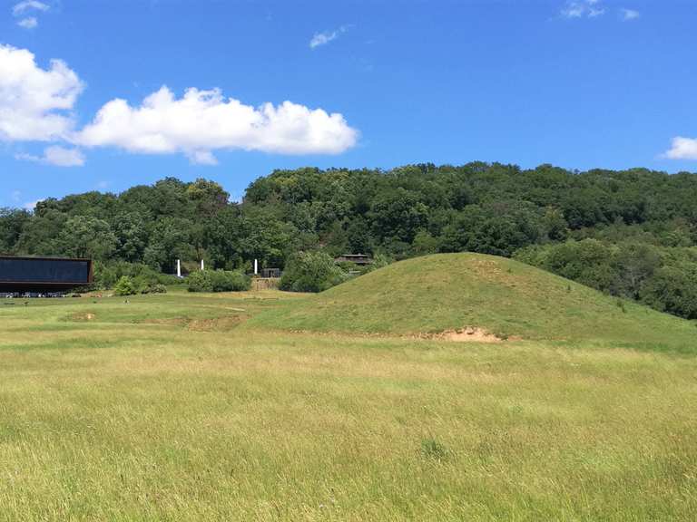 Blick auf Kelten Museum und Hügelgrab am Glauberg - Mountain Bike ...