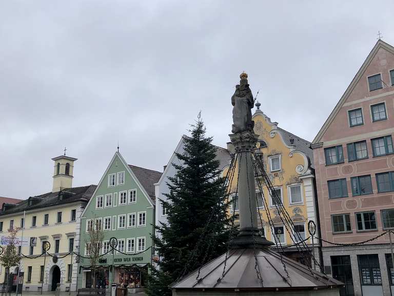 Rathausplatz in der Altstadt von Mindelheim / Trinkwasserbrunnen ...