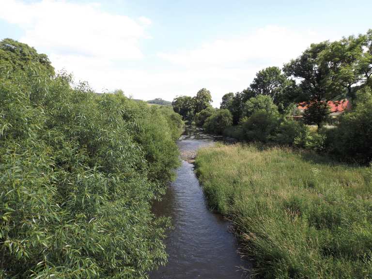 Uitzicht op de Sint-Catharinakerk en de rivier de Bóbr in Marciszów ...