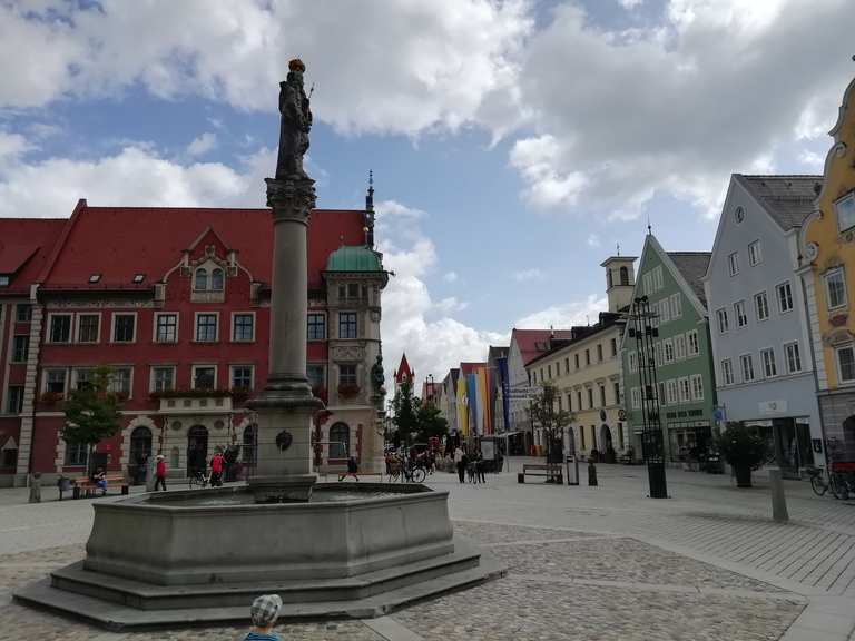 Rathausplatz in der Altstadt von Mindelheim / Trinkwasserbrunnen ...