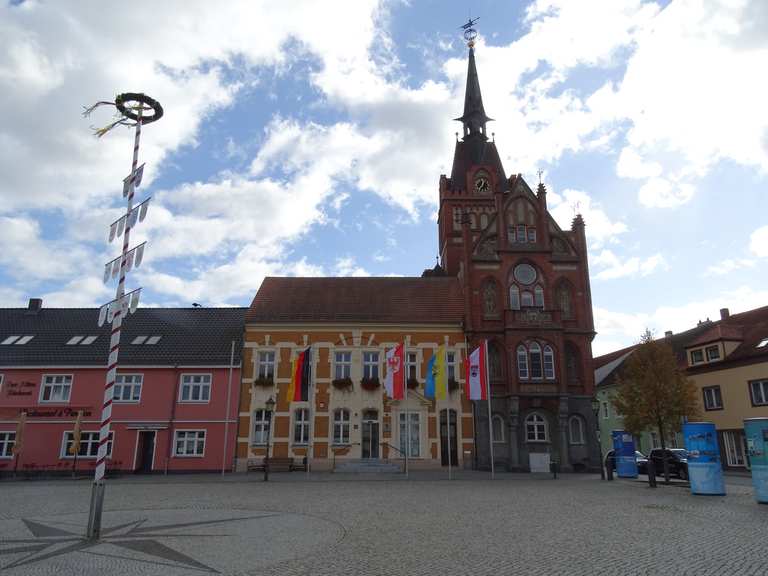 Marktplatz in Golßen (Niederlausitz) Radtouren und Radwege komoot