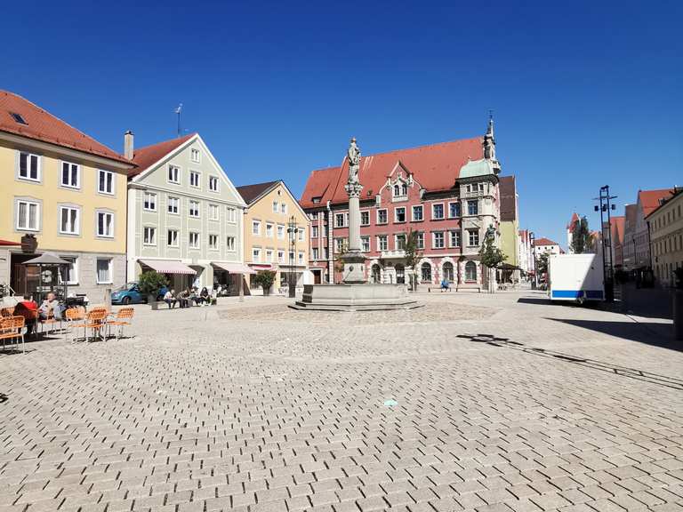 Rathausplatz in der Altstadt von Mindelheim / Trinkwasserbrunnen ...