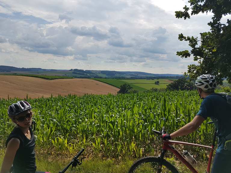 fahrrad fahren auf 2 spuriger bundesstraße