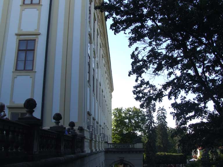 Schloss Kroměříž (Arcibiskupský zámek Kroměříž) Cycle Routes and Map