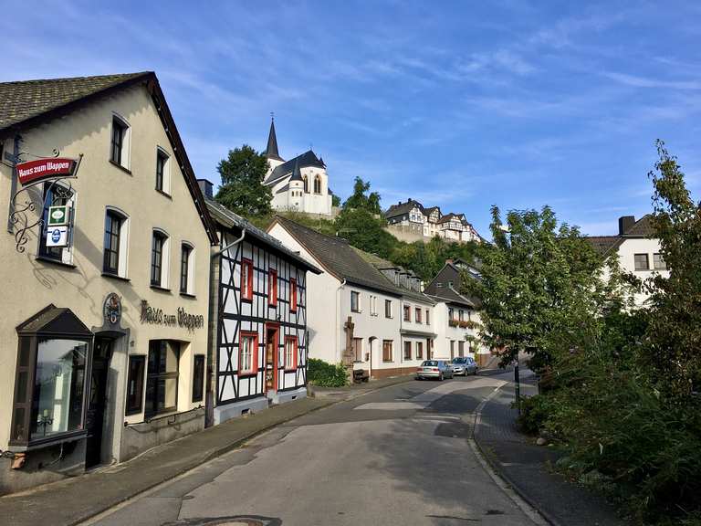 Blick auf Burg Reifferscheid Wanderungen und Rundwege komoot