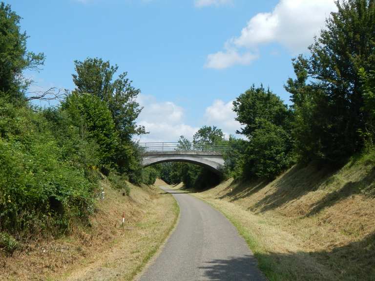 Fahrradweg auf altem Bahndamm – Radweg auf Bahntrasse loop from