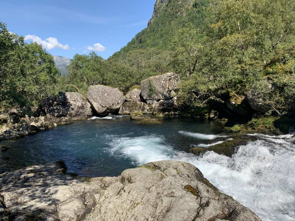Easy hike to Bondhusvatnet