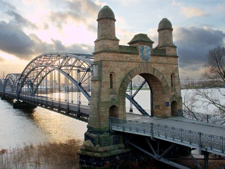 С мостом на нем. Мост лужнецкая набережная. Красивый пейзаж с мостом. Берлинский мост в калининграде. Мост обербаум берлин.