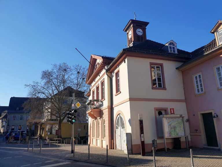 altes-rathaus-marktplatz-ober-ingelheim-rennradfahren-und
