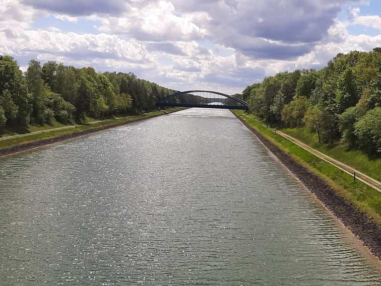 fahrrad mit dünnen reifen für fahrradtour