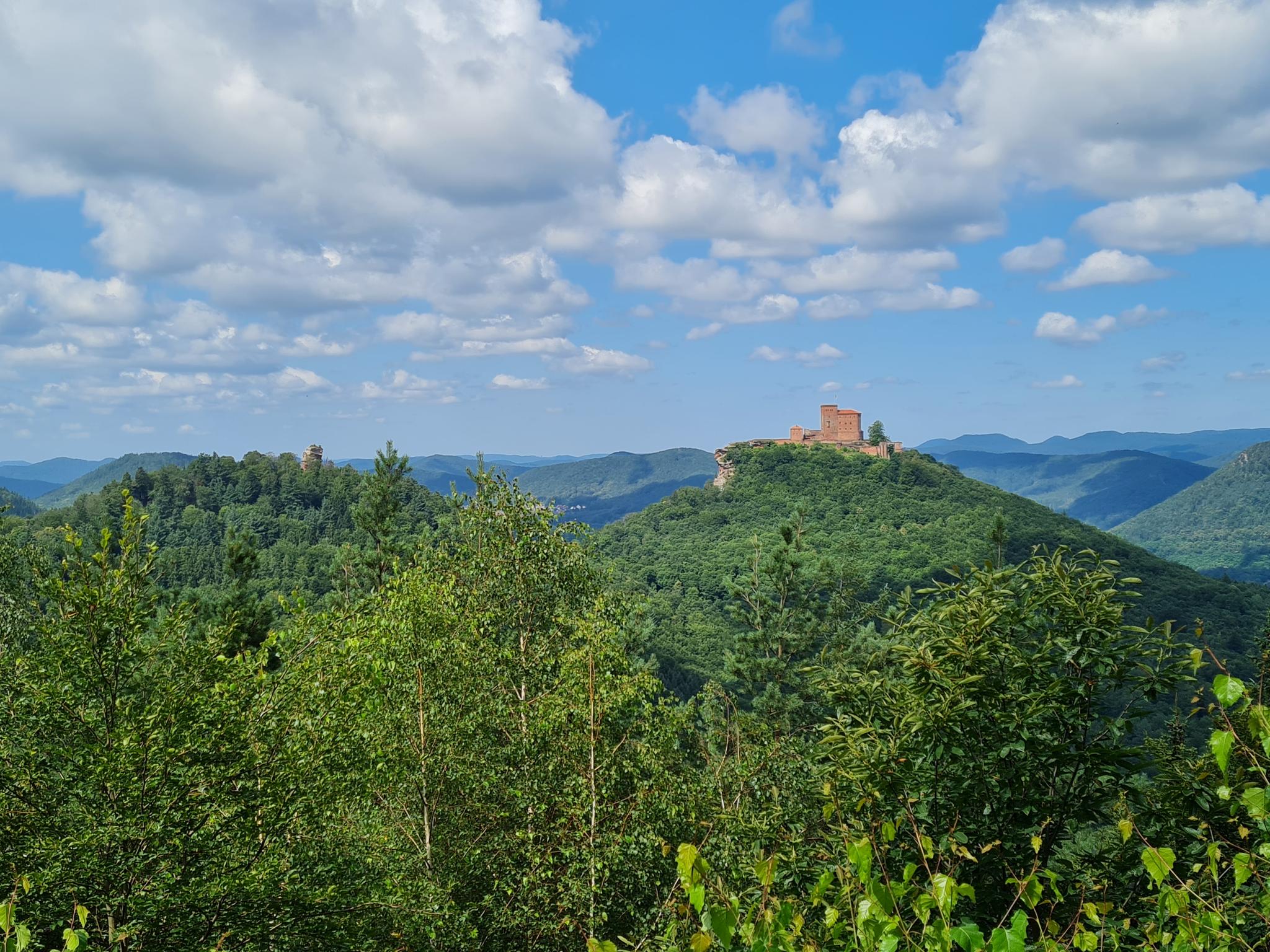 Blick Auf Die Burg Trifels – Förlenberg - Schöne Aussicht Itinerario Ad ...