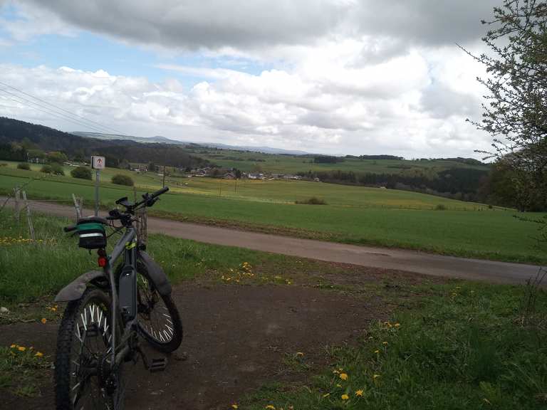 Blick auf die Nürburg und Hohe Acht Mountain Bike Trails & Tracks Komoot