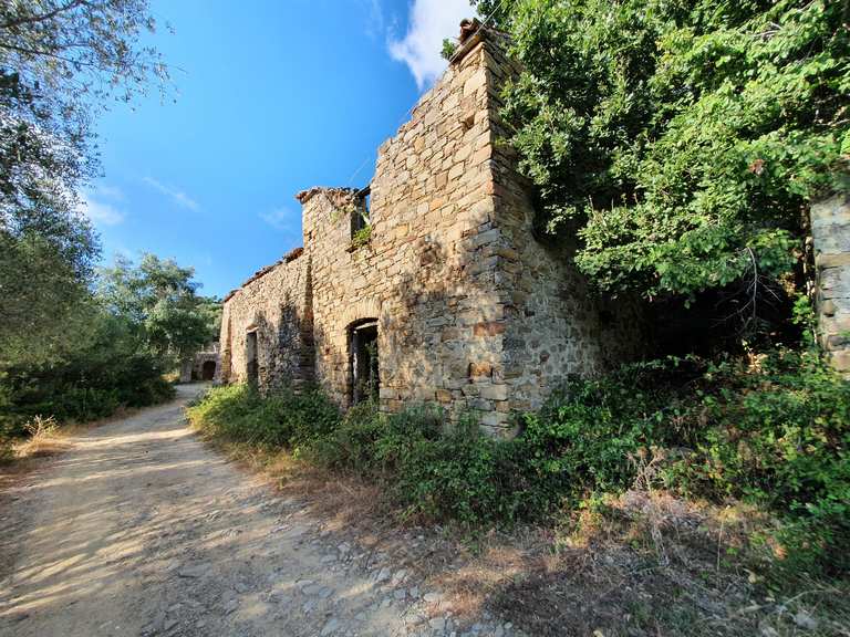 La vetta del Monte Tresino tra i villaggi abbandonati giro ad anello