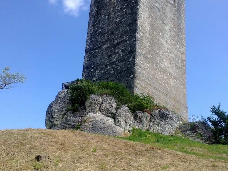 Le Donjon de Montcuq Routes for Walking and Hiking | Komoot