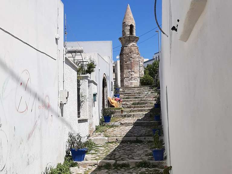 Minarete de la antigua mezquita Bab-Gedid: Rutas de senderismo y ...