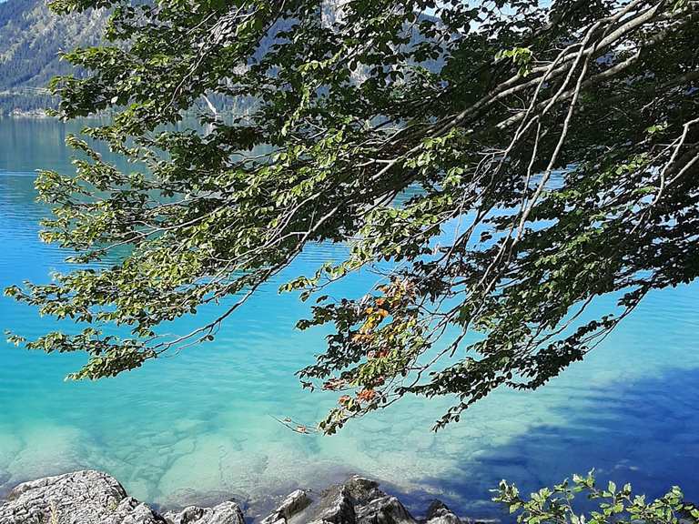 Blick auf die Insel Sassau im Walchensee Radtouren und Radwege komoot