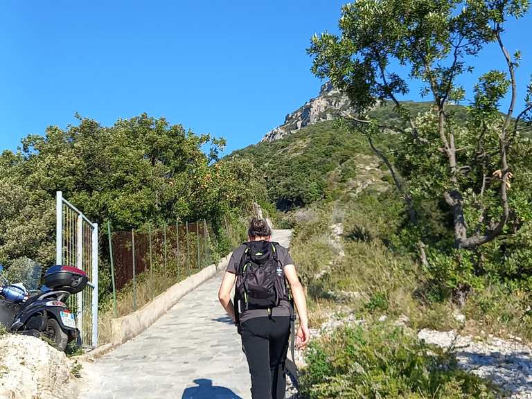 Inizio sentiero verso monte falerio e cappella vecchia wanderungen und