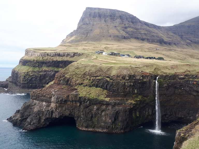 Aussicht auf Sørvágur Blick nach Gasadalur hinunter rondtocht vanuit