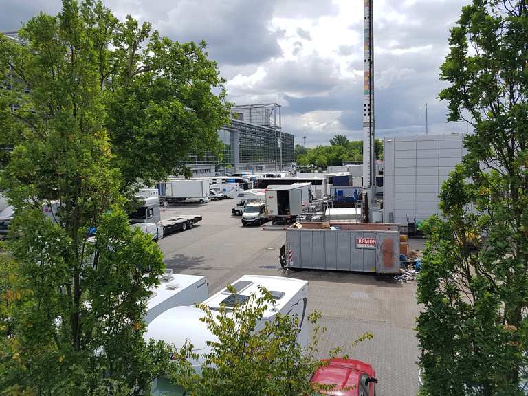 Toni Turek Denkmal vor der Arena : Radtouren und Radwege | komoot