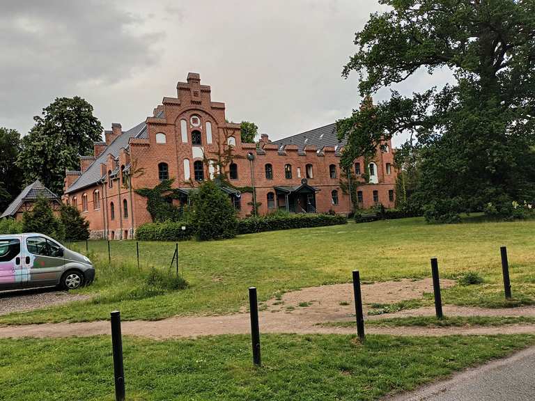 Dorfkirche Zickhusen Marstall Schloß Wiligrad Runde von Zickhusen Fahrradtour Komoot