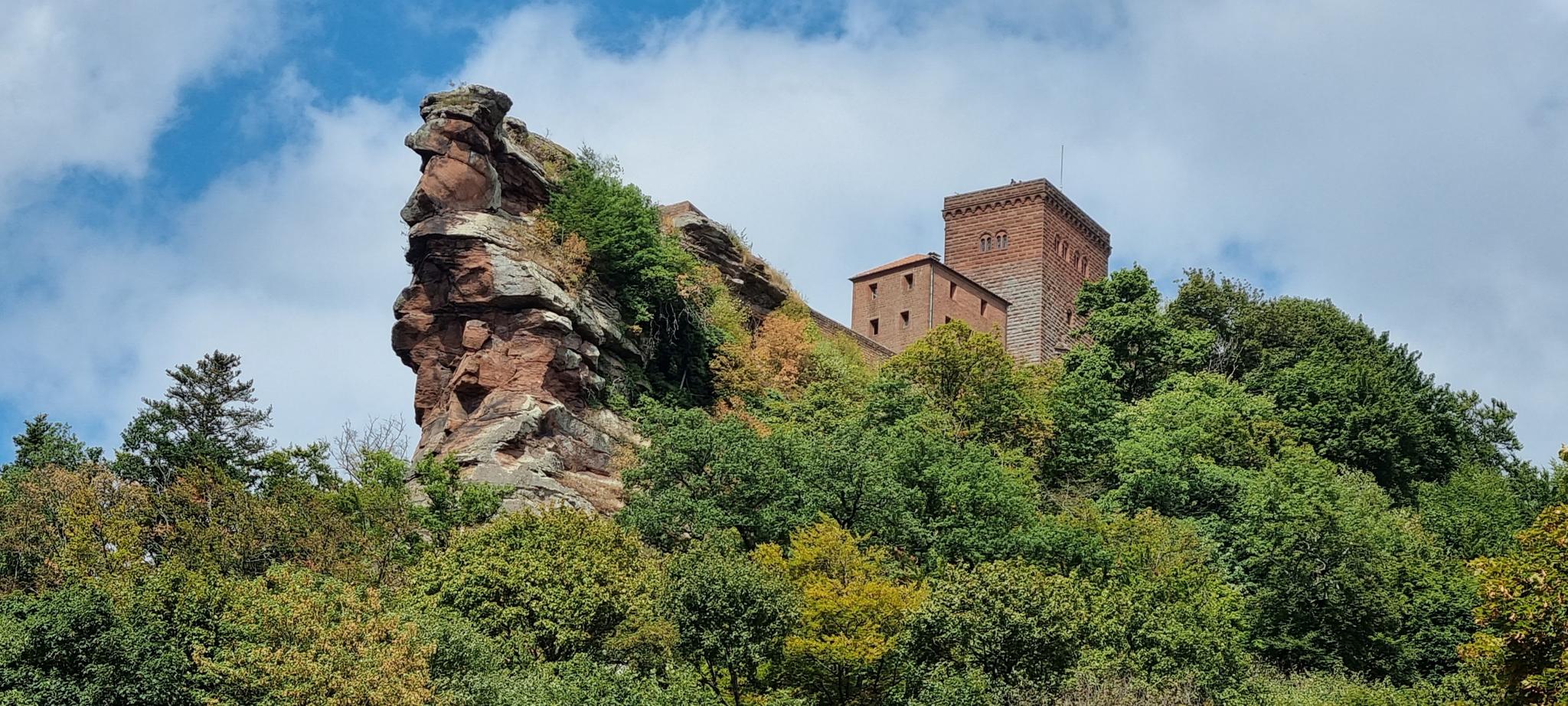 Sicht Auf Burg Trifels – Blick Auf Die Burg Trifels Runde Von Annweiler ...