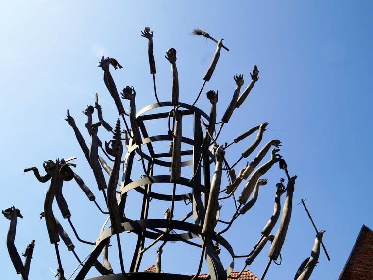 100 Arme der Guanyin von Huang Yong Ping. Wanderungen und Rundwege