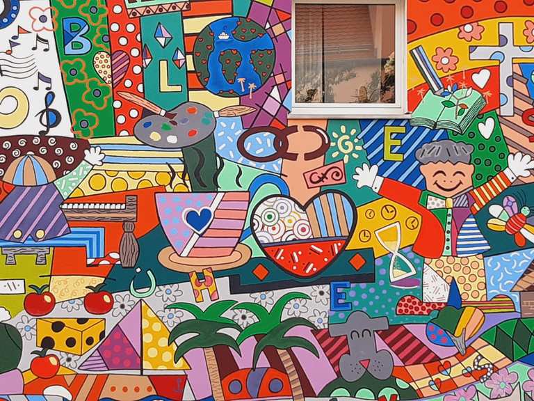 Colorful Mural on Neumarkt House – Hiking & Cycling Routes | Komoot