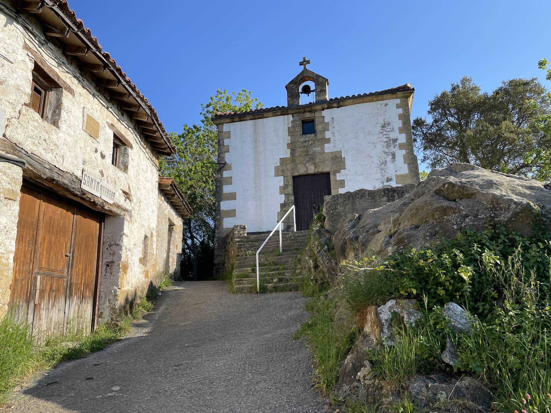 Ermita de Santa Bárbara con vistas a la bahía de Zarautz y el Cantábrico
