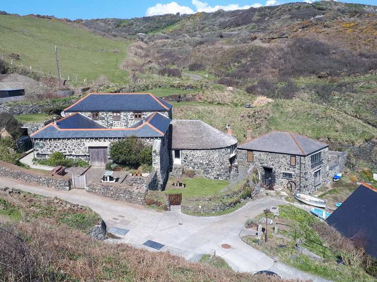 Lizard Peninsula loop to Kynance Cove, Church Cove and the Lizard Point ...