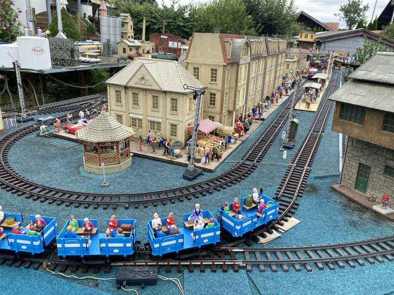 Große Modelleisenbahn in privat Garten Radtouren und Radwege komoot