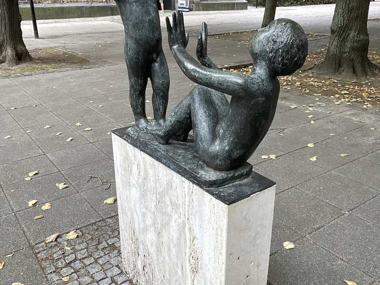 Spielende Kinder Statue neben der Marienkirche Wanderungen und