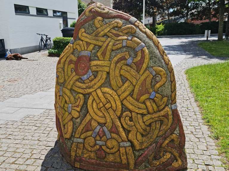 Runensteine - Die zwei Jellingsteine: Wanderungen und Rundwege | komoot