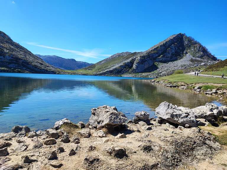 Cangas de Onís, Basílica y Cueva de Covadonga, los lagos Enol y Ercina
