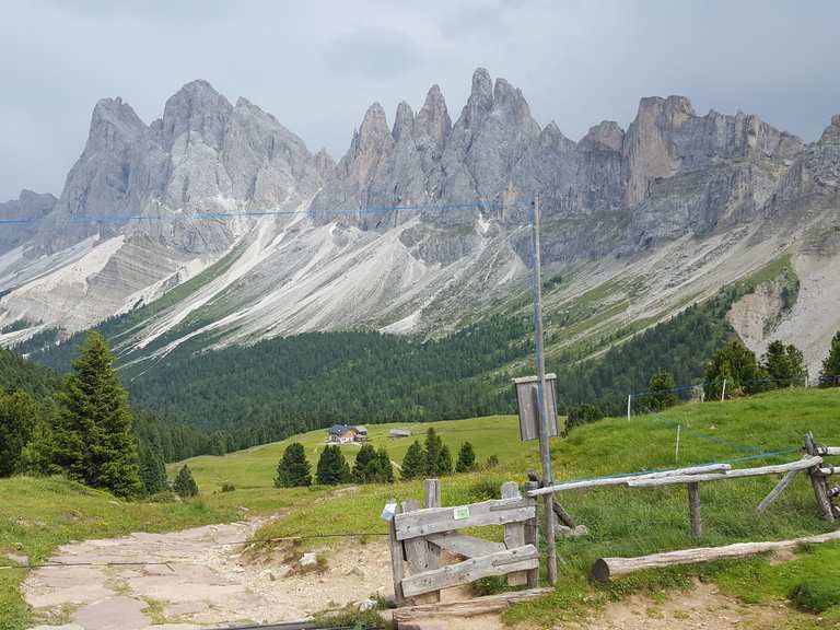 Stazione Cabinovia Col Raiser / Col Raiser Bergstation Routes for Walking  and Hiking