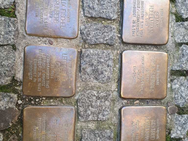 „Stolpersteine“ Gedenktafeln, sogenannten Stolpersteinen Wanderungen