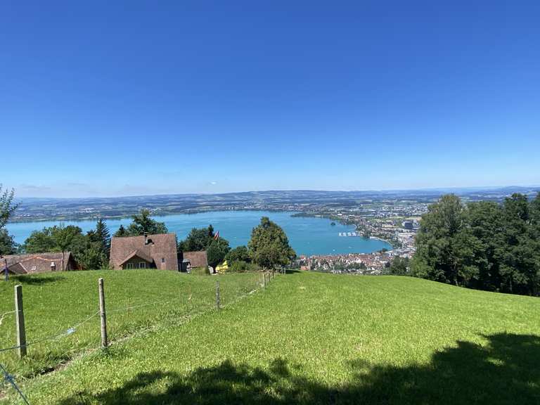 Blick auf die Altstadt von Zug Panoramastrasse Runde von Baar