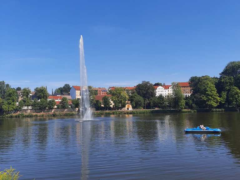 Fontäne auf dem großen Teich Wanderungen und Rundwege komoot