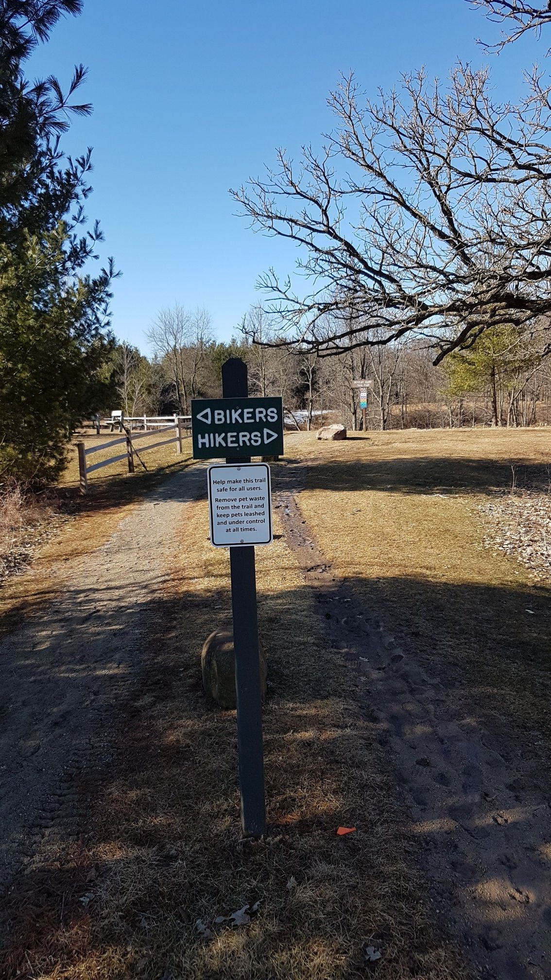 Trail sign for bikers and hikers on a dirt path on a sunny day. - Blue Loop – Rice Lake loop from John Muir Trails
