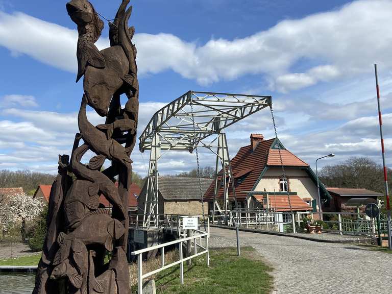 Zugbrücke in Altfriesack – Schloss Wustrau Circuit à partir de Wustrau ...