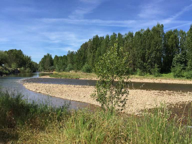 Pueblos de León y cuenca del Río Bernesga circular desde Sariegos por
