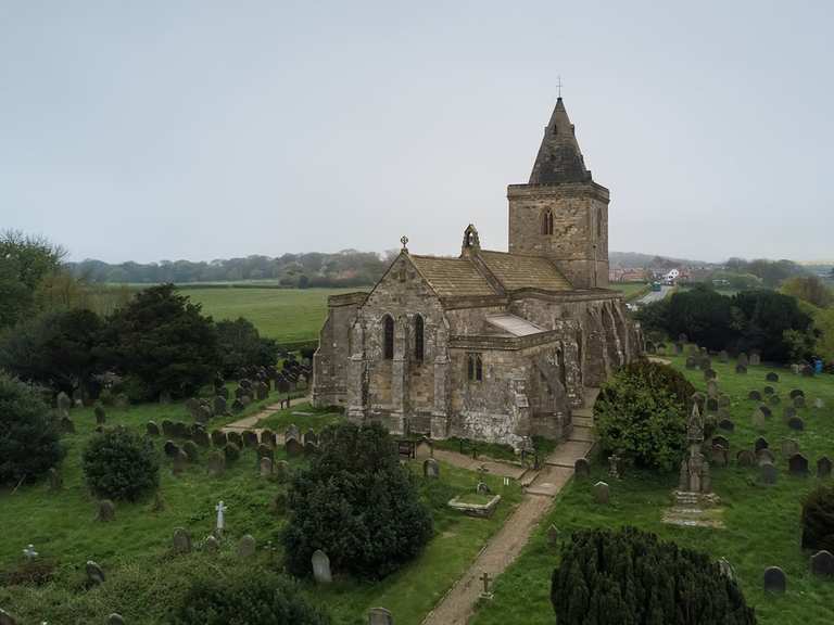 Sandsend Ness und Kirche St. Oswald Schleife von Sandsend — North York ...