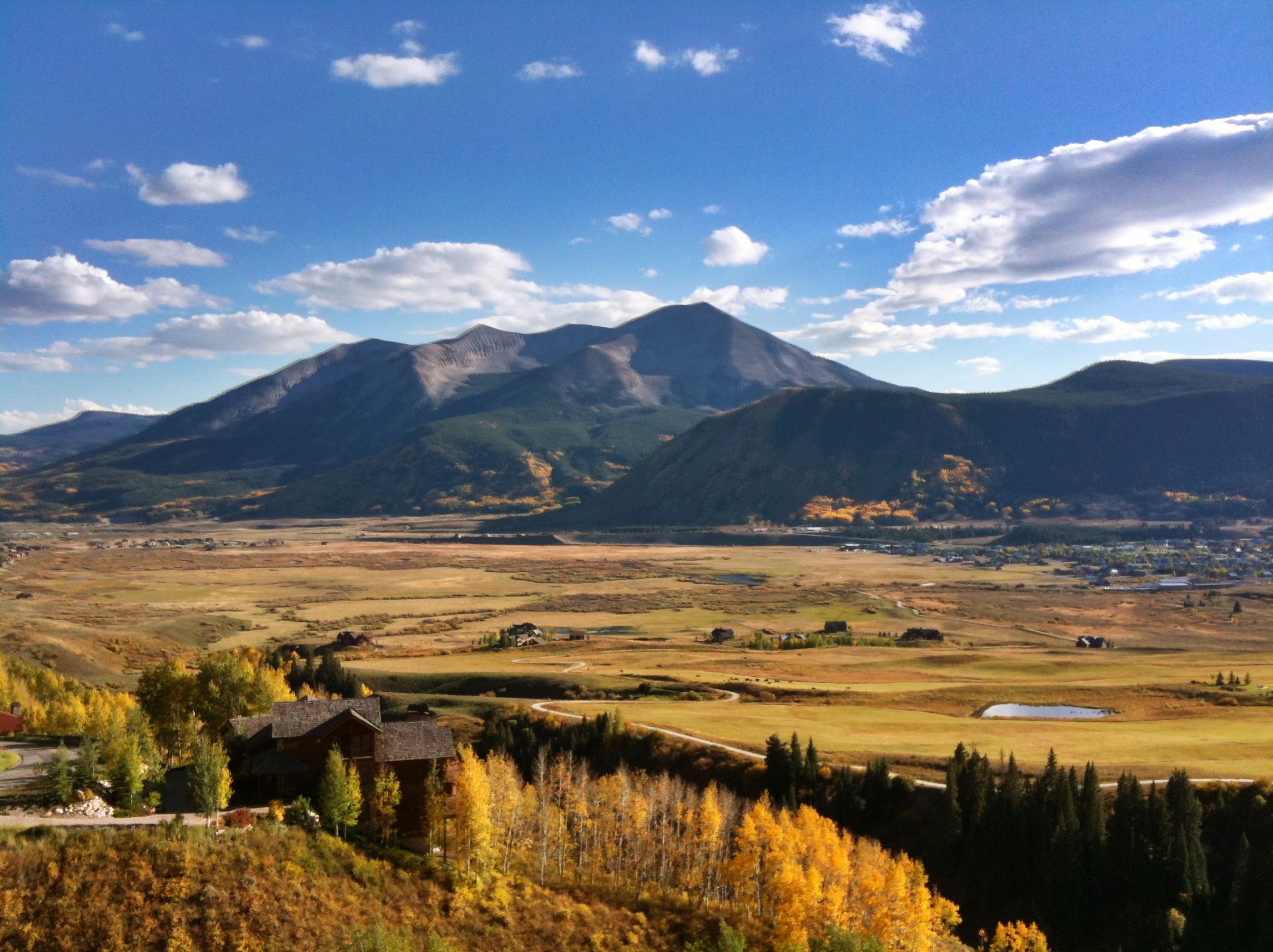 Panoramic view of a wide valley with distant mountains under a blue sky. - Upper Loop, Upper Upper, and Bridges Trail