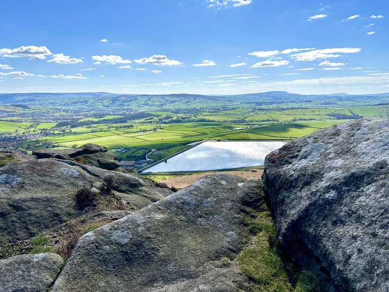 Hellifield Crag en Embsay Crag lus vanaf Embsay Reservoir — Yorkshire ...