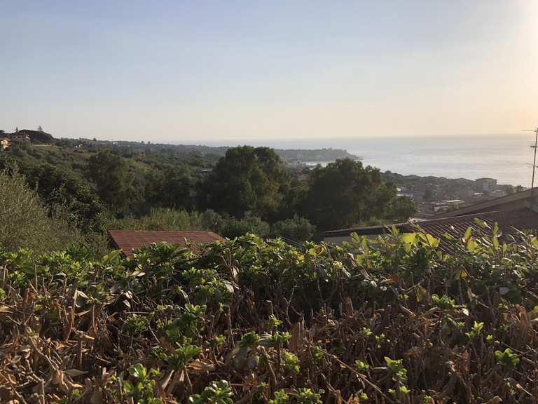 Overzicht van het Natuurreservaat Isola Lachea en de Faraglioni dei