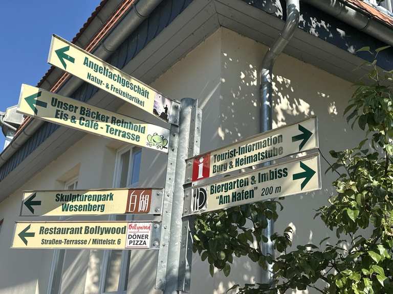 Marktplatz mit Rathaus Wesenberg Radtouren und Radwege komoot