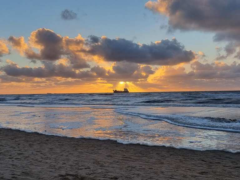 Fantastic views, lighthouses and fish - Feasting in the beach tent all ...