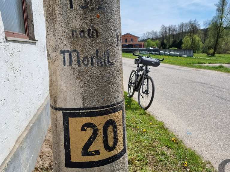 Historischer Wegweiser an der alten Bundesstraße : Radtouren und ...