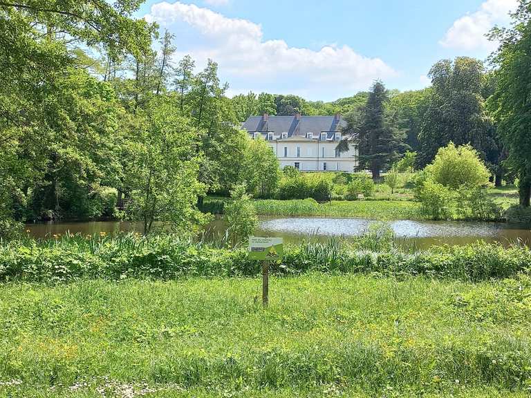 Garten der Orangerie des Schlosses Menucourt Radtouren und Radwege