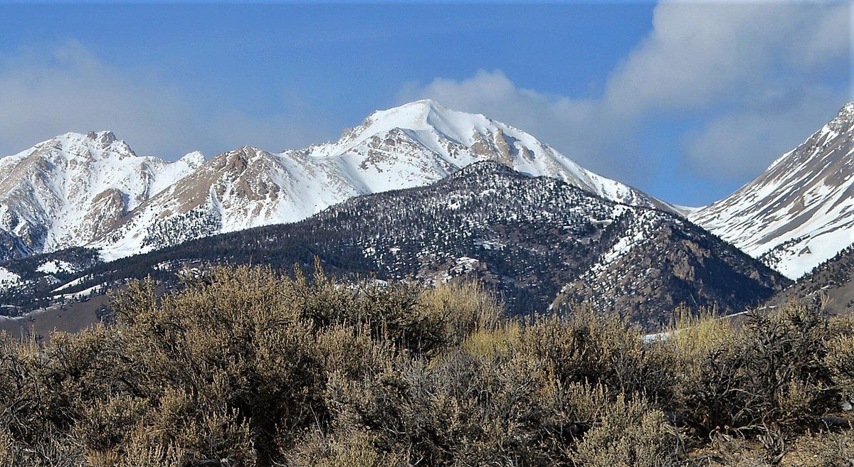 Bright sunny day over majestic snow-covered mountains and dry brush. - Leatherman Peak Loop from Sawmill Gulch Road