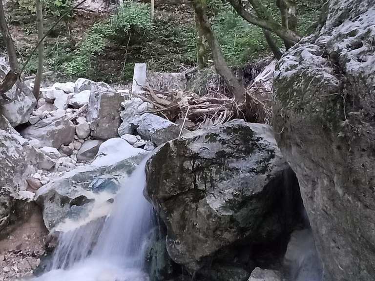 Le Cascate del Ruzzo e il Lago di Pagliara giro ad anello da Isola